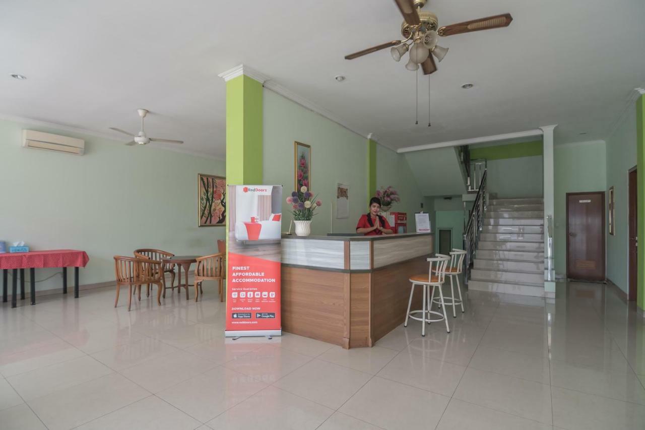 Отель Reddoorz At Gatot Subroto Lampung Бандар-Лампунг Экстерьер фото